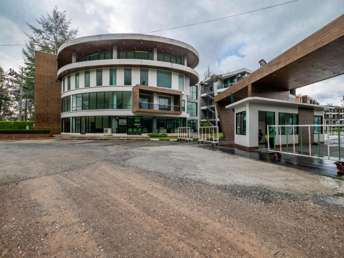 Naithon Beachfront Condotel Esterno foto